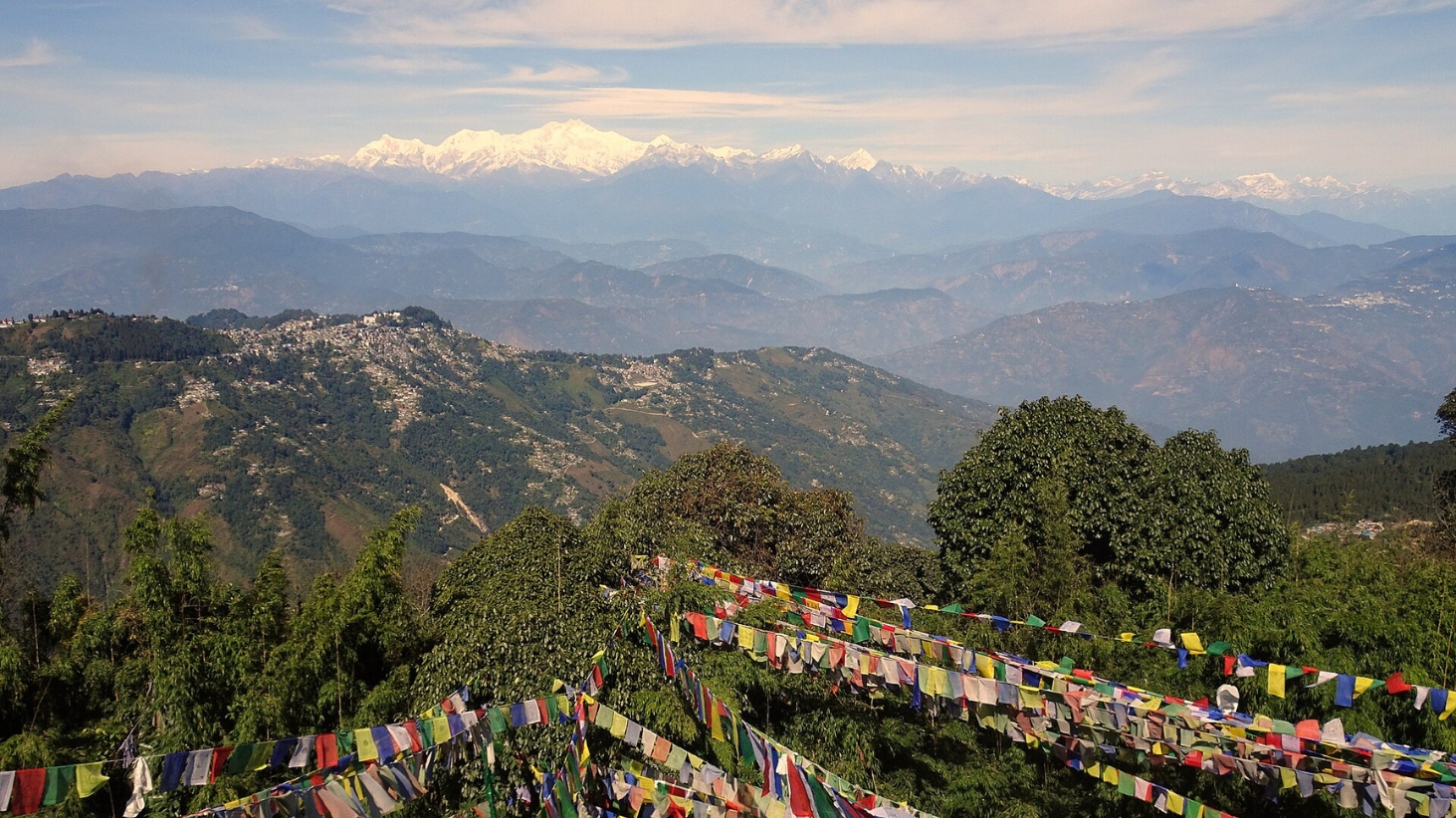 <p>Prayer flags line the sweeping views from Tiger Hill. (Picture by DaLoetz, Wikimedia Commons)</p>