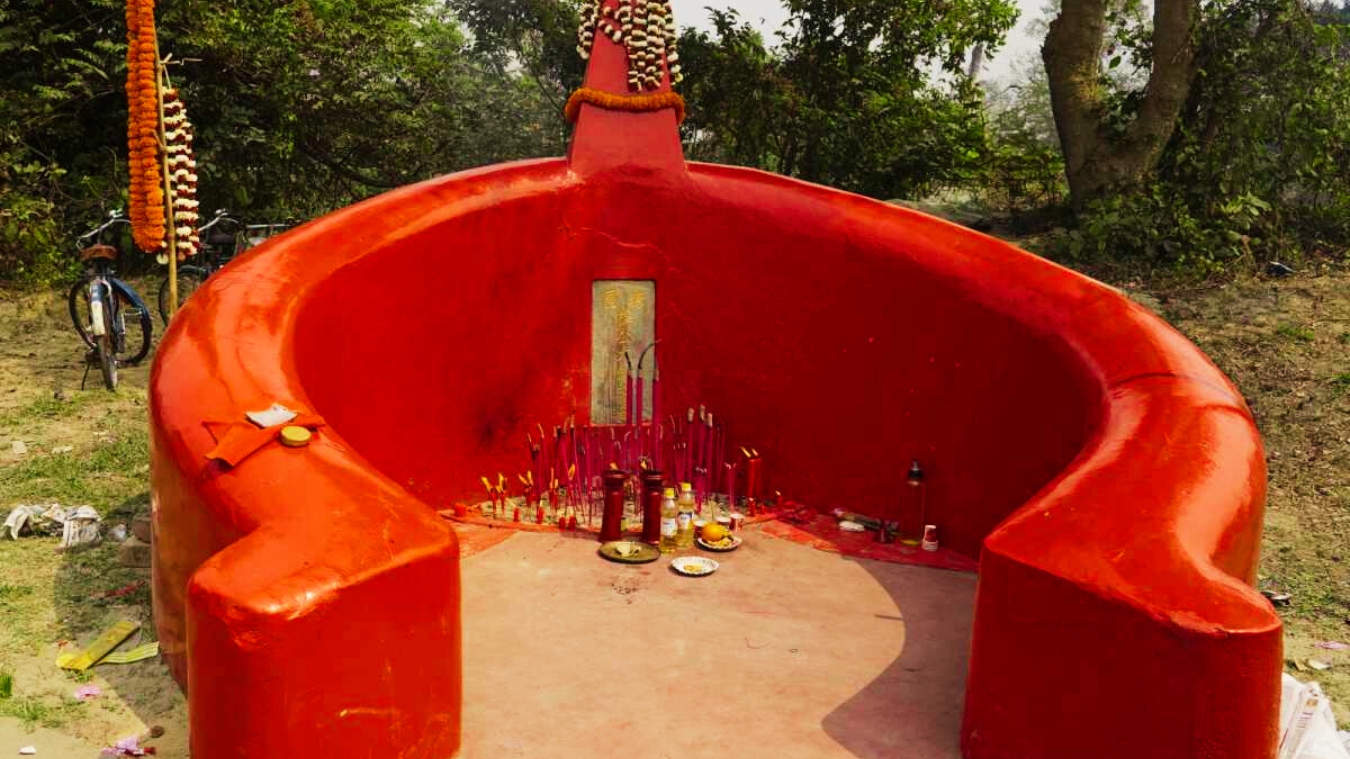 <p>Horseshoe-shaped grave of Atchew on the banks of the Hooghly.</p><p> </p>