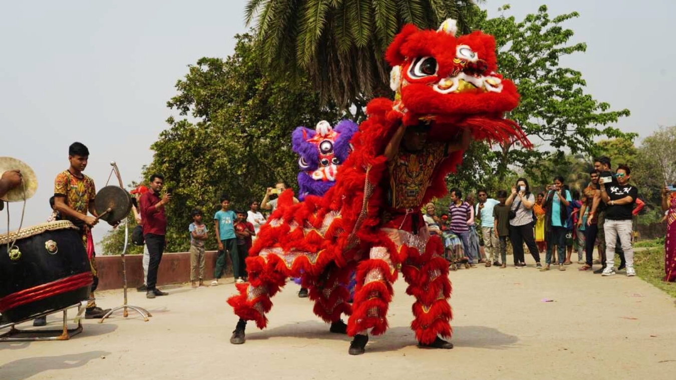 <p>Lion dancers performing in front of the banks of the Hooghly.</p><p> </p>