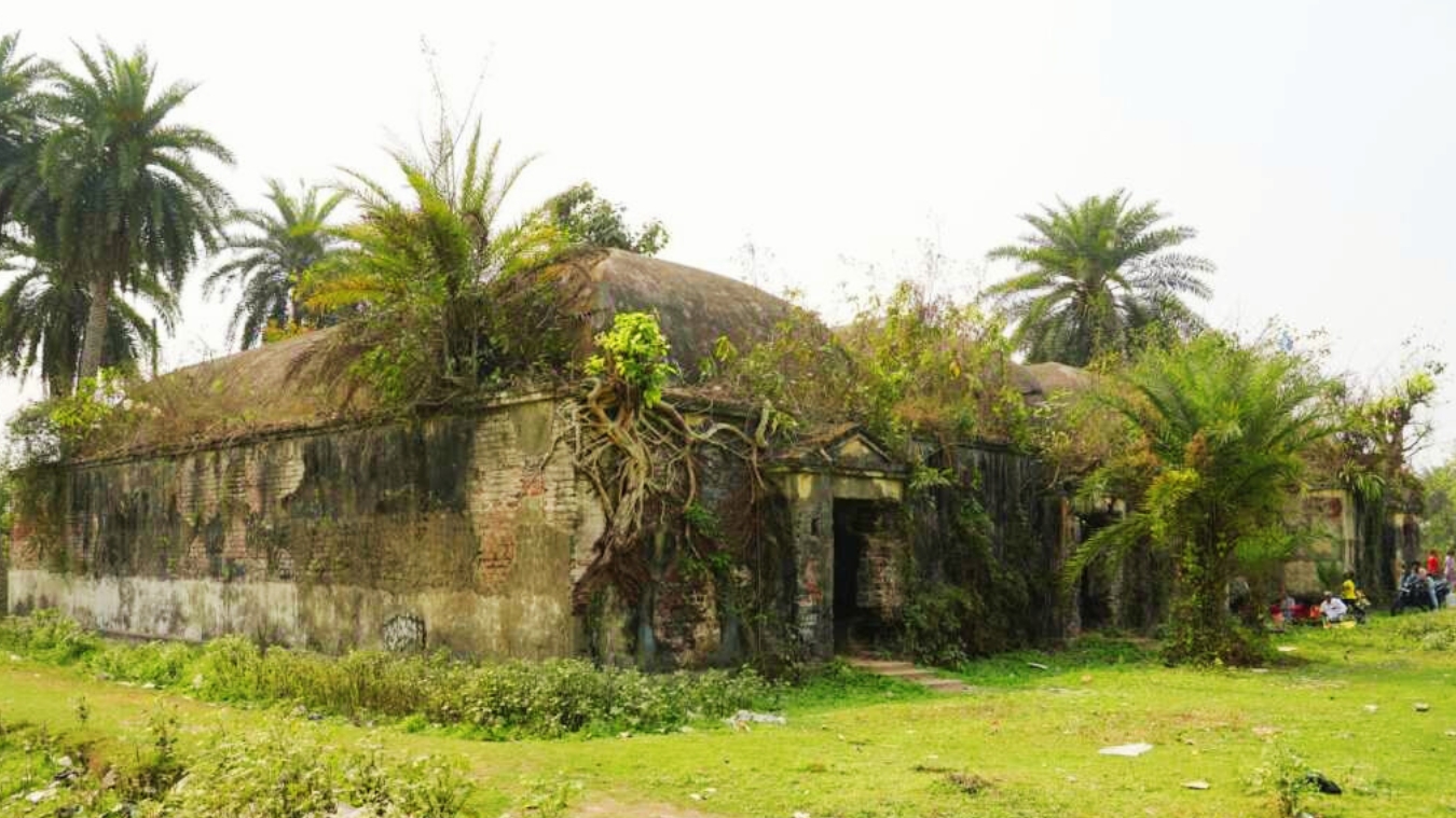 <p>The ruins of Moyapur Gunpowder Magazine, located 1.5 km from Achipur.</p>