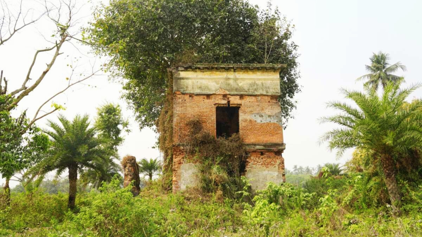 <p>Ruins of what were likely the officers’ quarters at the Moyapur Gunpowder Magazine.</p><p> </p>