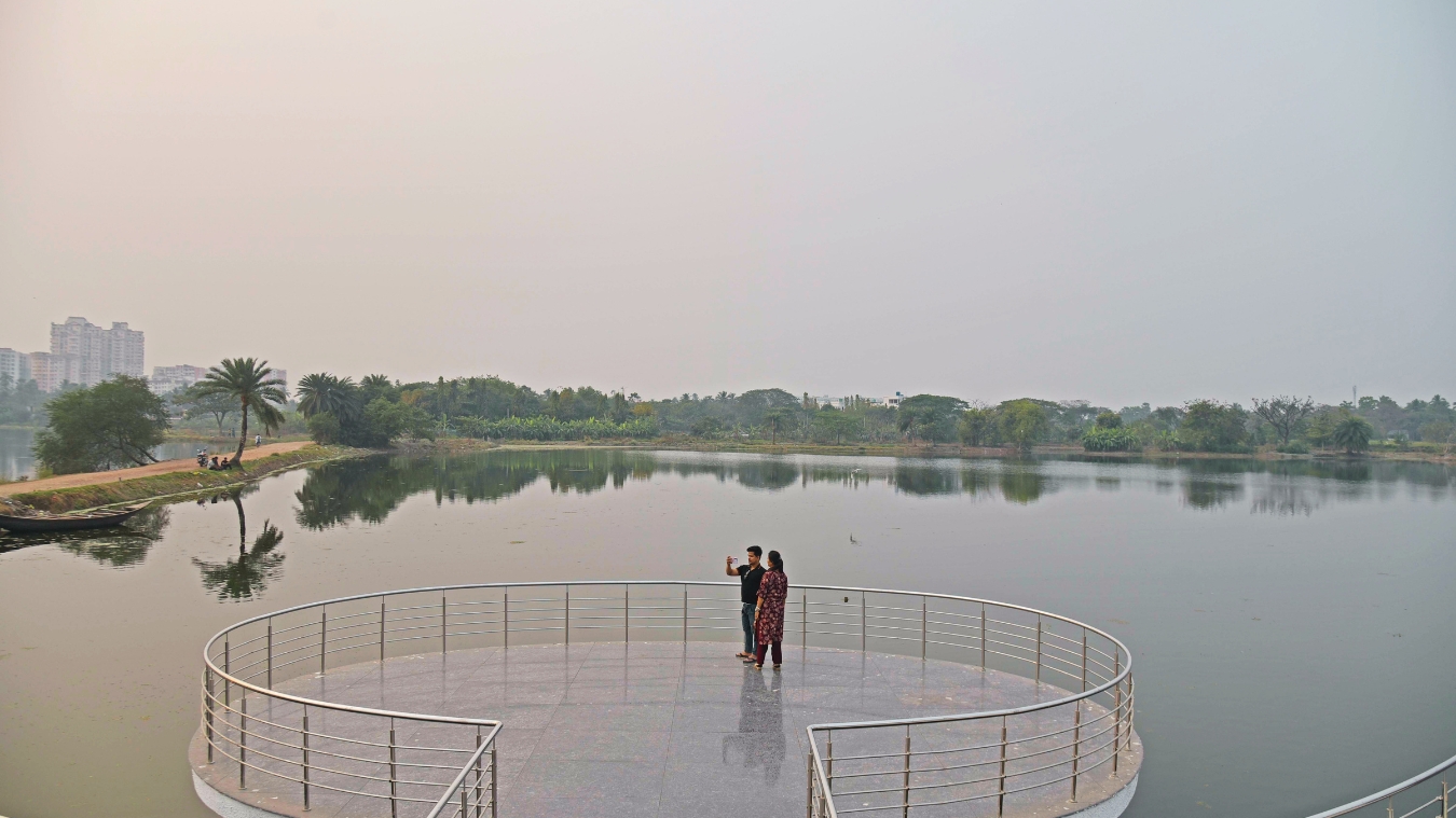 <p>The circular floating stage is designed to appear as though it is drifting. </p>