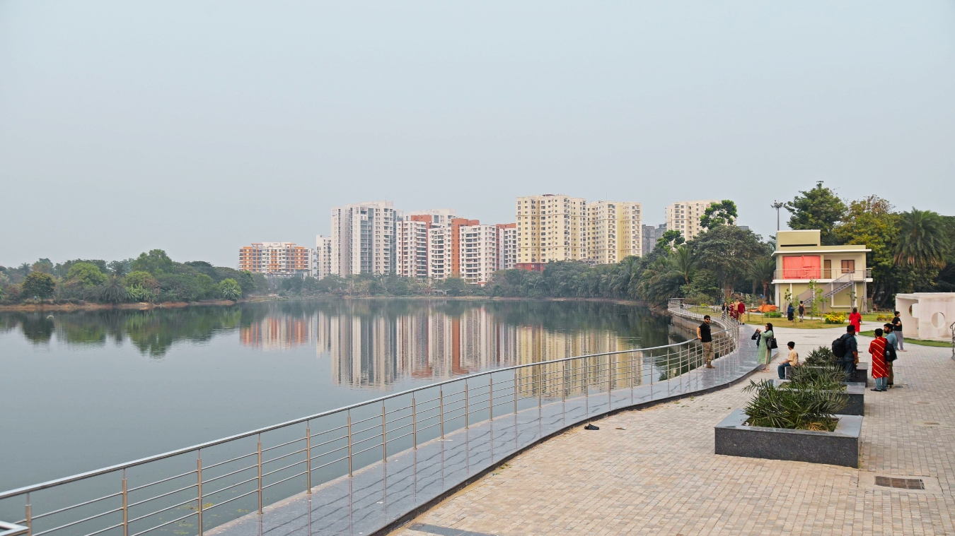 <p>Tucked among high-rises, Sojannya Community Park opens out onto a large waterbody fringed with coconut and palm trees.</p>