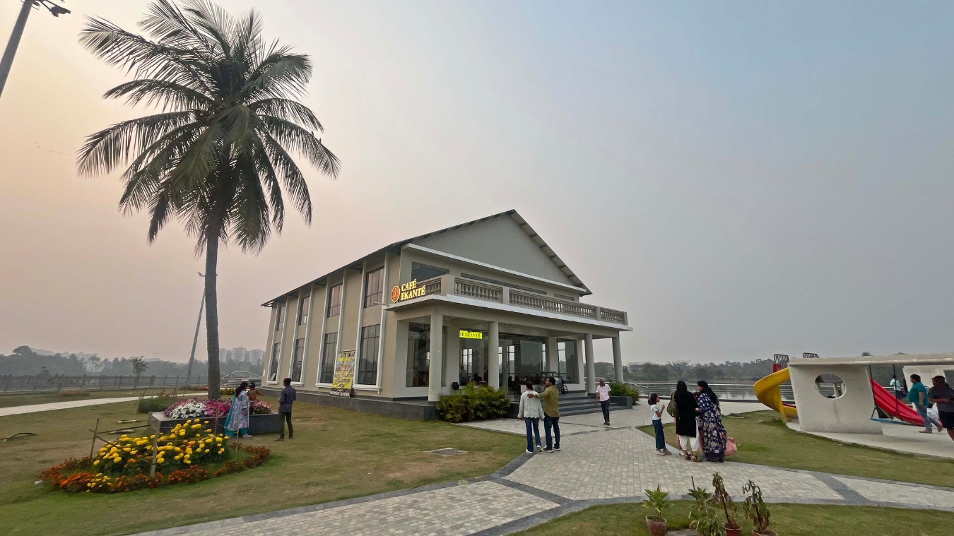 <p>Café Ekante offers a sit-down dining space with a water view. </p>