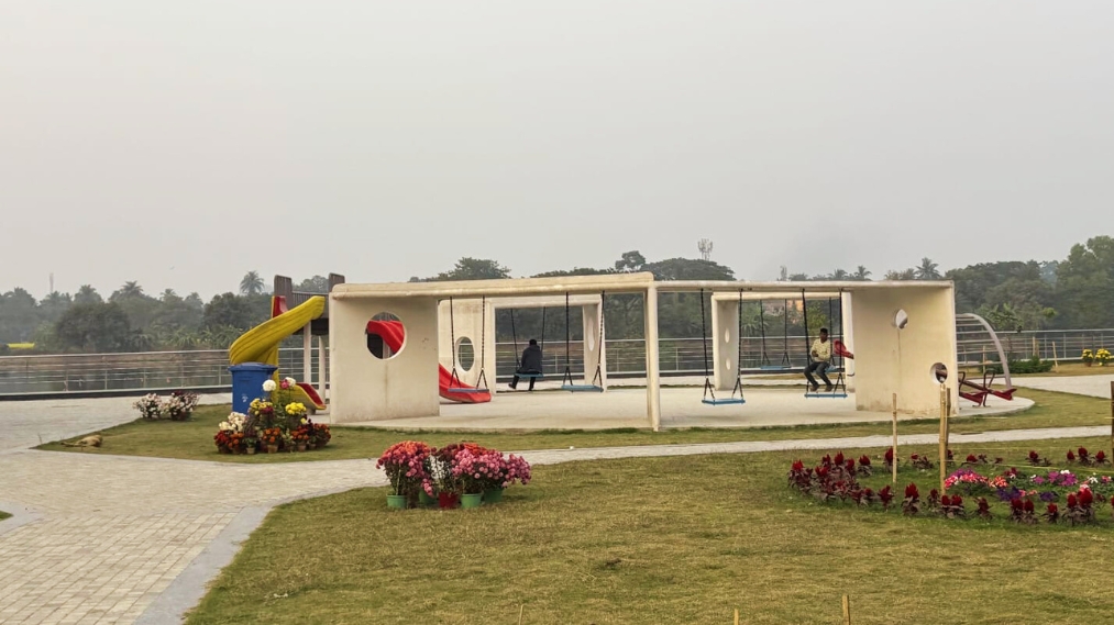 <p>Both children and adults enjoy the rides in the play zone.</p>