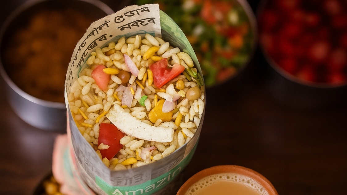 <p>At its heart, <em>jhalmuri</em> is a spicy puffed rice snack that brings together an irresistible medley of flavours and textures. (Shutterstock)</p>